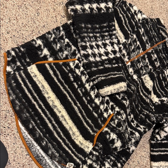 Cozy Black and orange womens Pullover sherpa - Picture 5 of 8